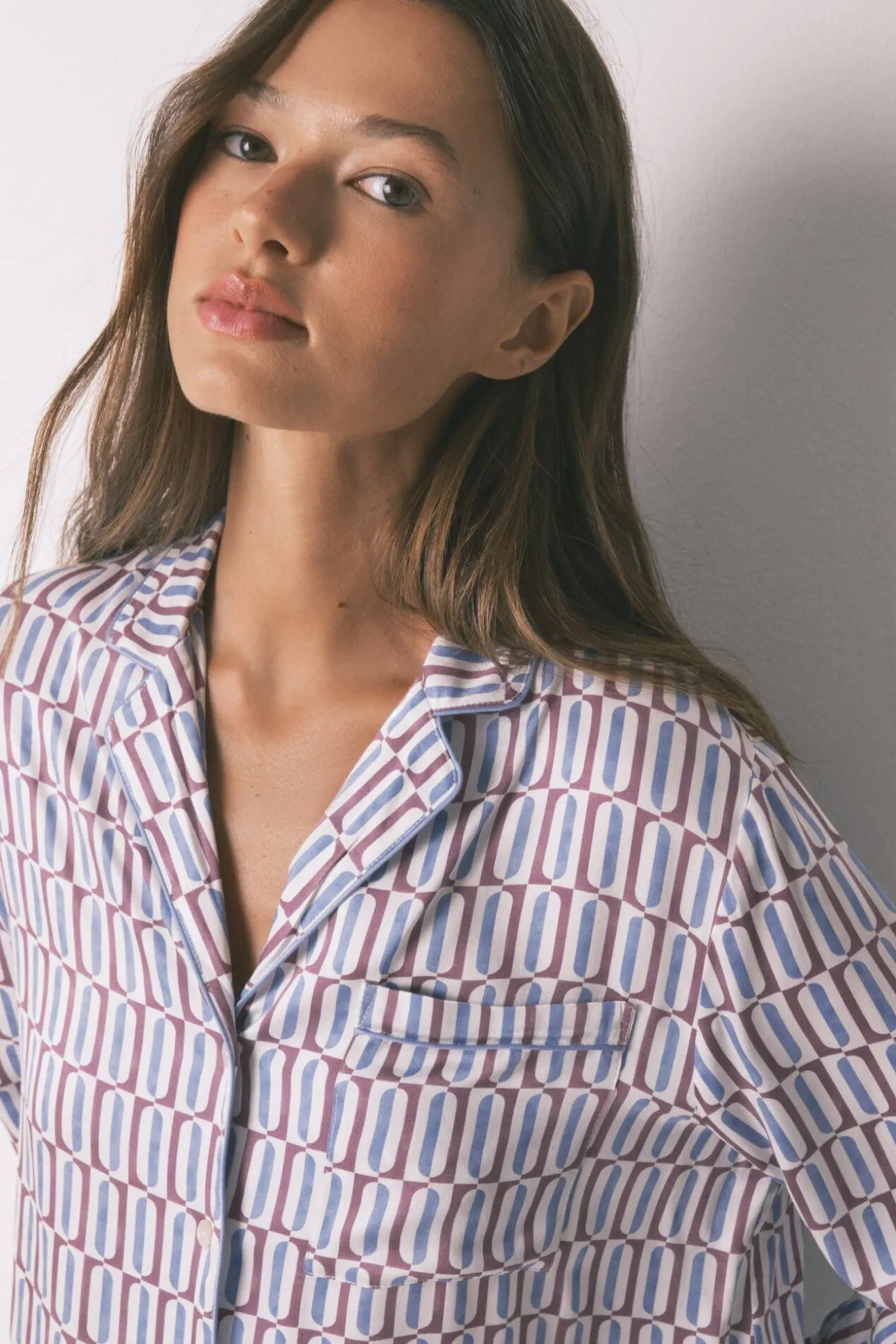 Pijama camisero largo satén print geométrico