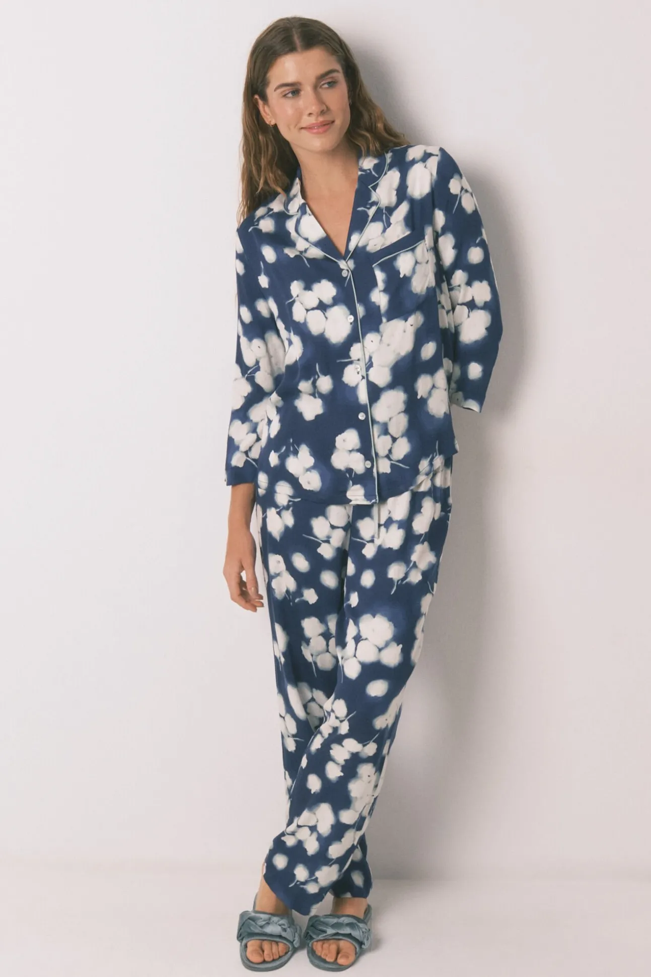 Pijama camisero largo viscosa floral azul