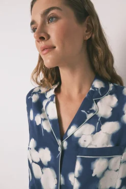 Pijama camisero largo viscosa floral azul