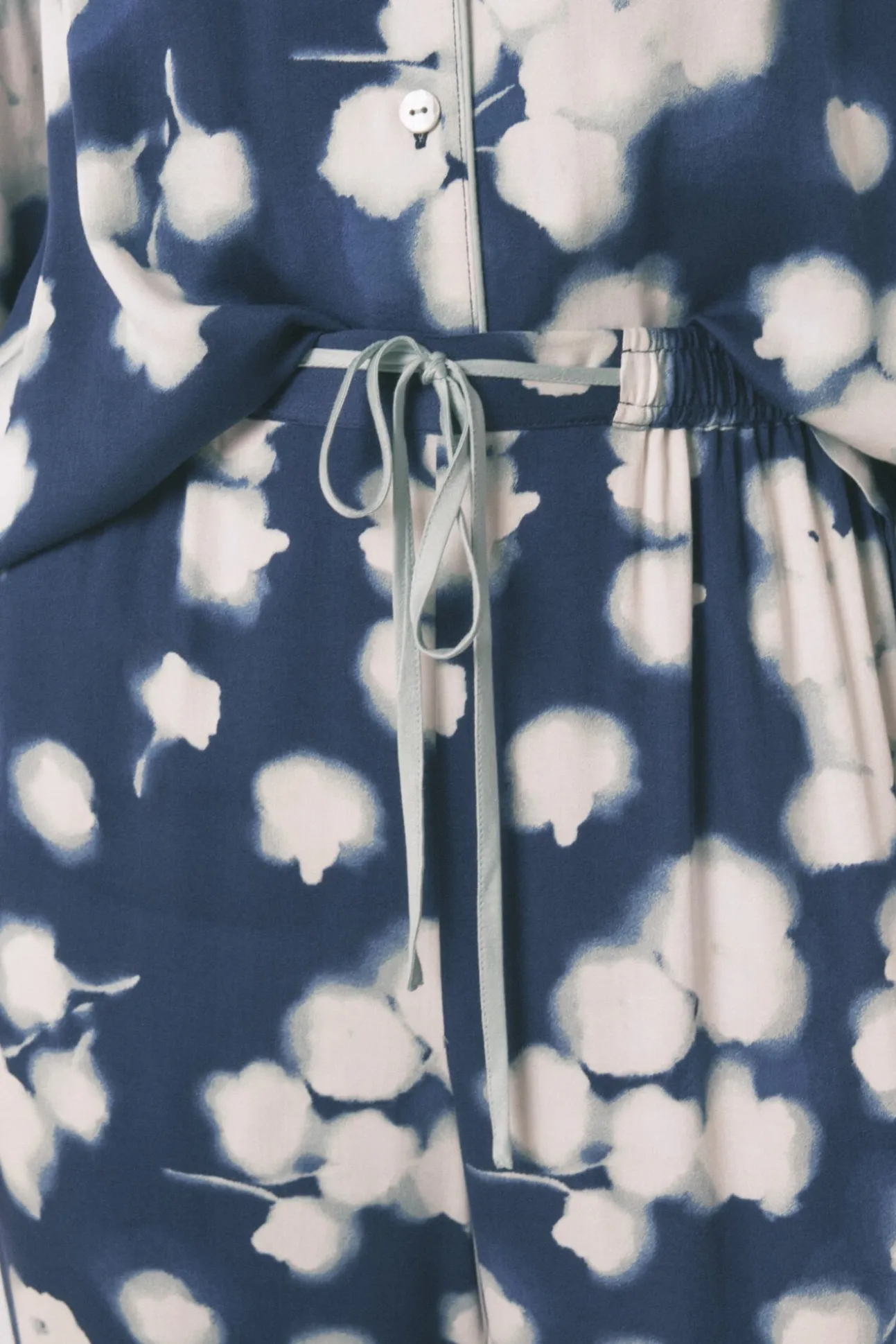 Pijama camisero largo viscosa floral azul