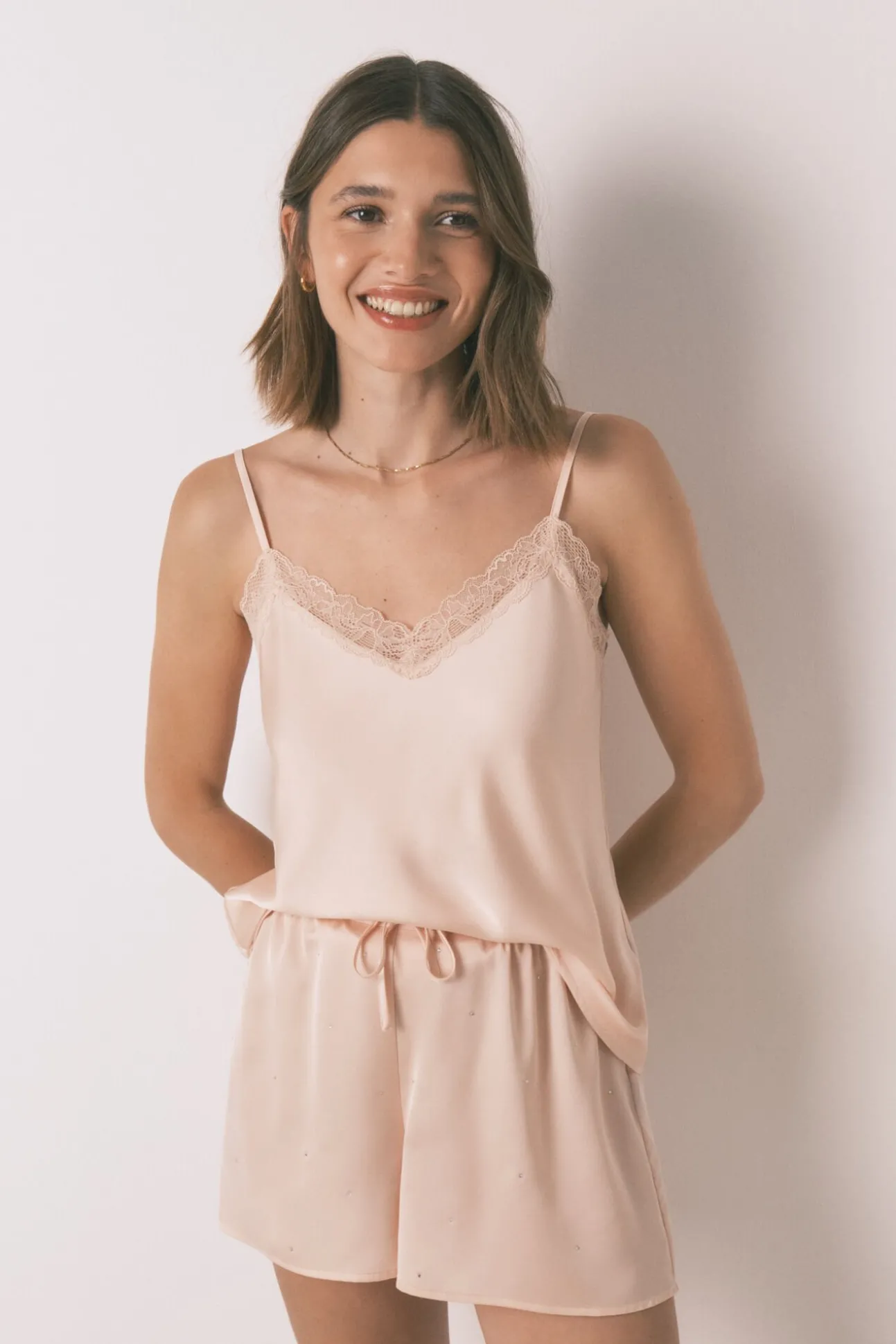 Pijama corto satén encaje rosa