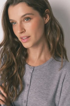 Pijama largo canalé suave gris brillo