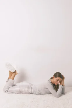 Pijama largo cuadros efecto brillo gris