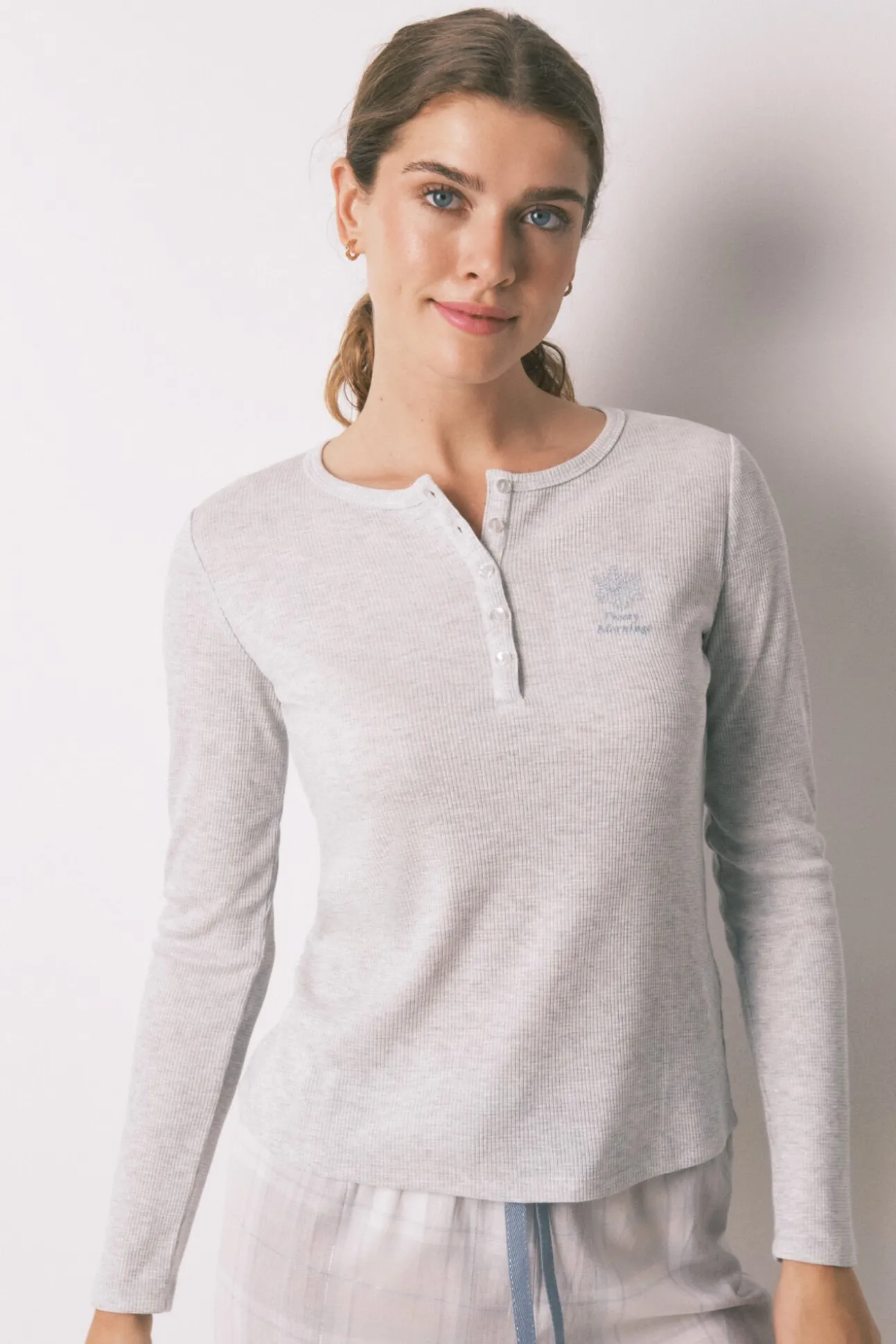 Pijama largo cuadros efecto brillo gris