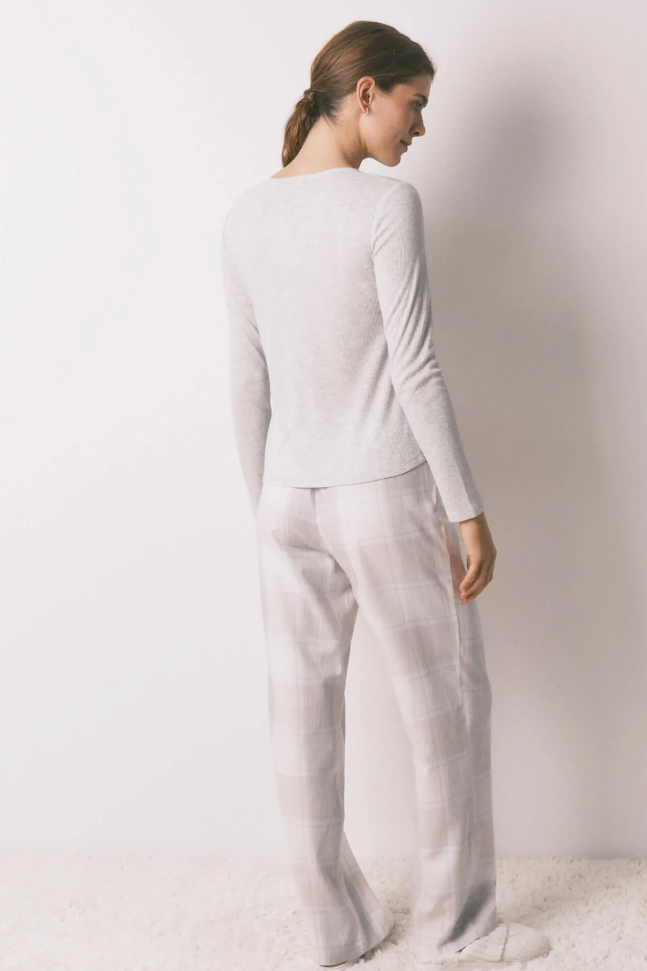 Pijama largo cuadros efecto brillo gris