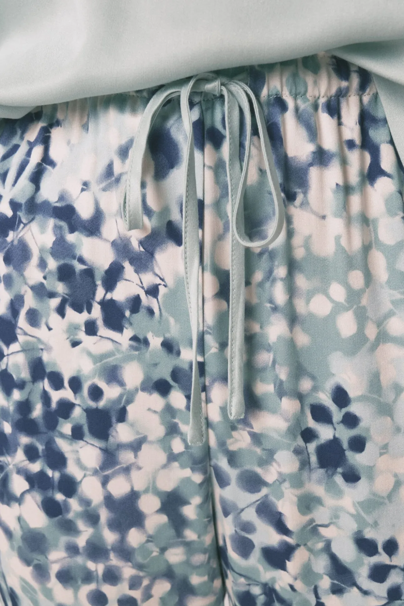 Pijama satén viscosa floral verde