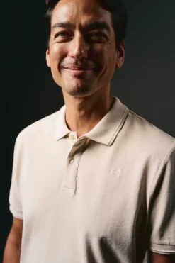 Polo piqué lavado bordado avión