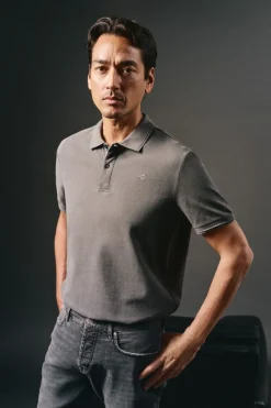 Polo piqué lavado bordado avión