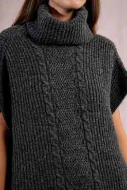 Poncho asimétrico con cuello alto