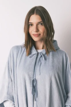 Poncho corto polar relieve azul