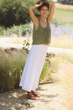 Regina. Falda perforada