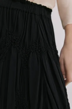 Romelia. Falda bordada