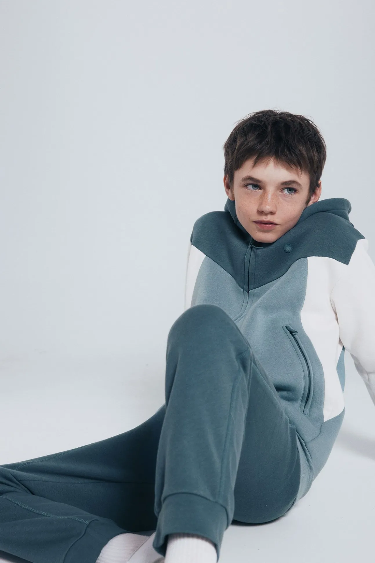 Sudadera capucha cortes niño