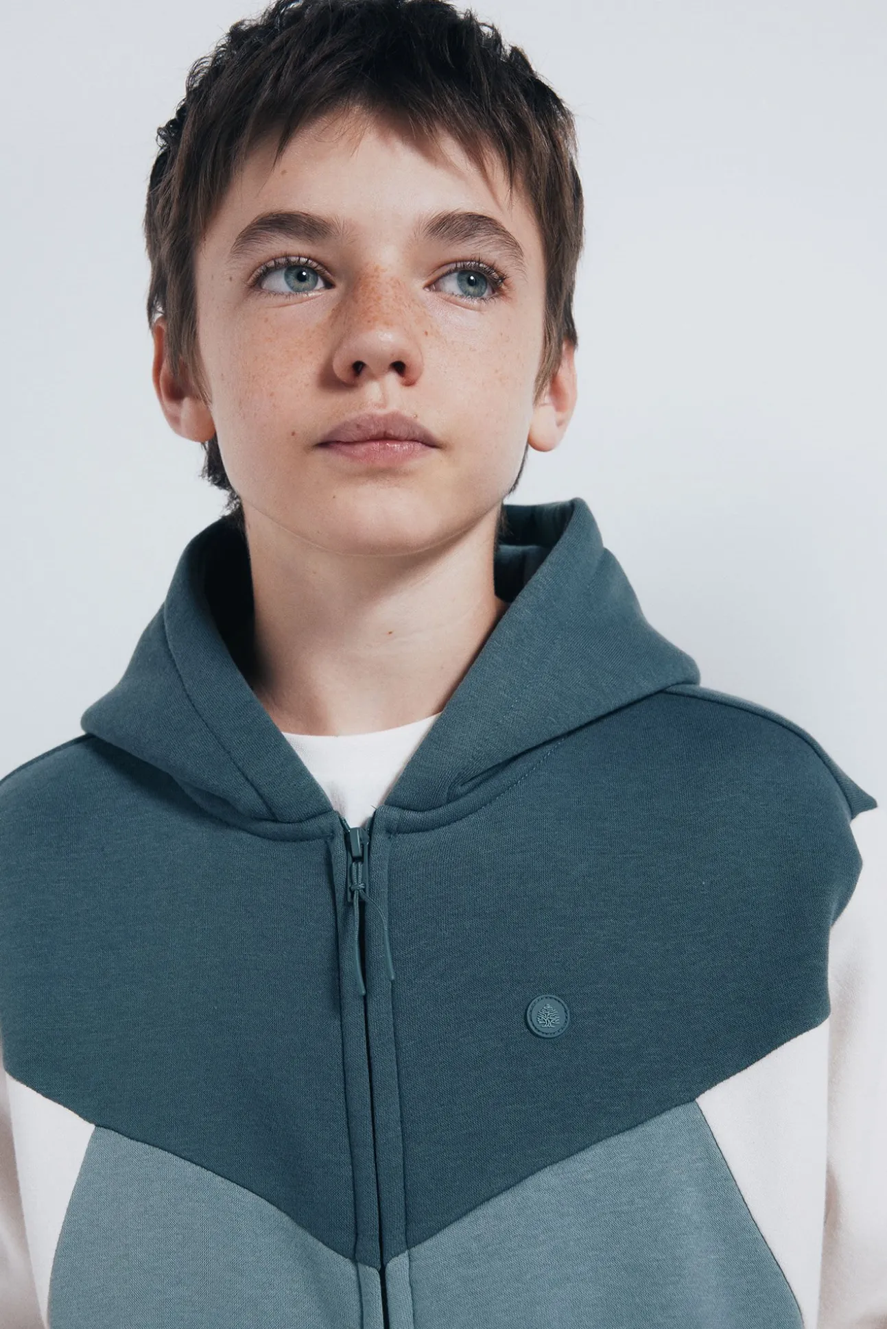 Sudadera capucha cortes niño