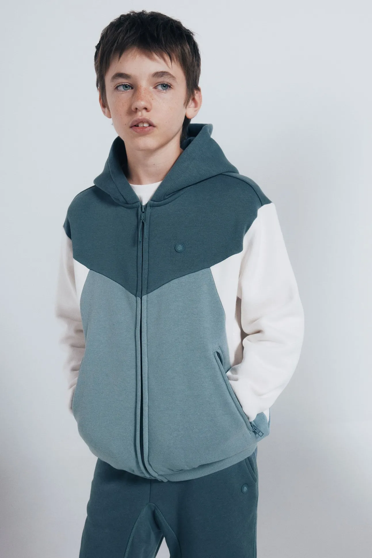 Sudadera capucha cortes niño