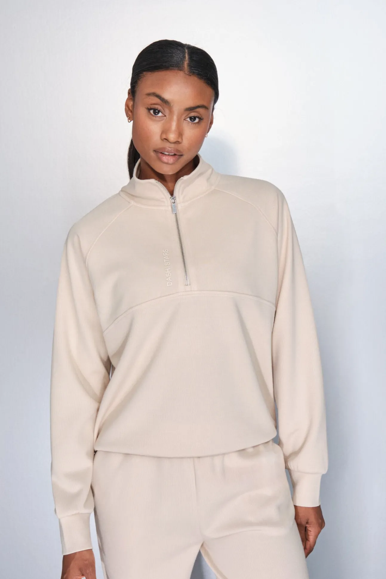 Sudadera cuello cremallera beige