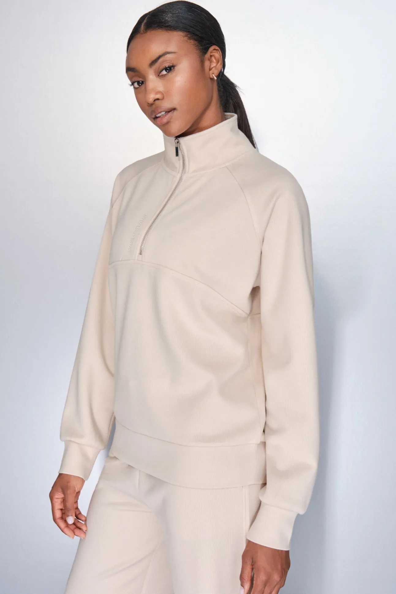 Sudadera cuello cremallera beige