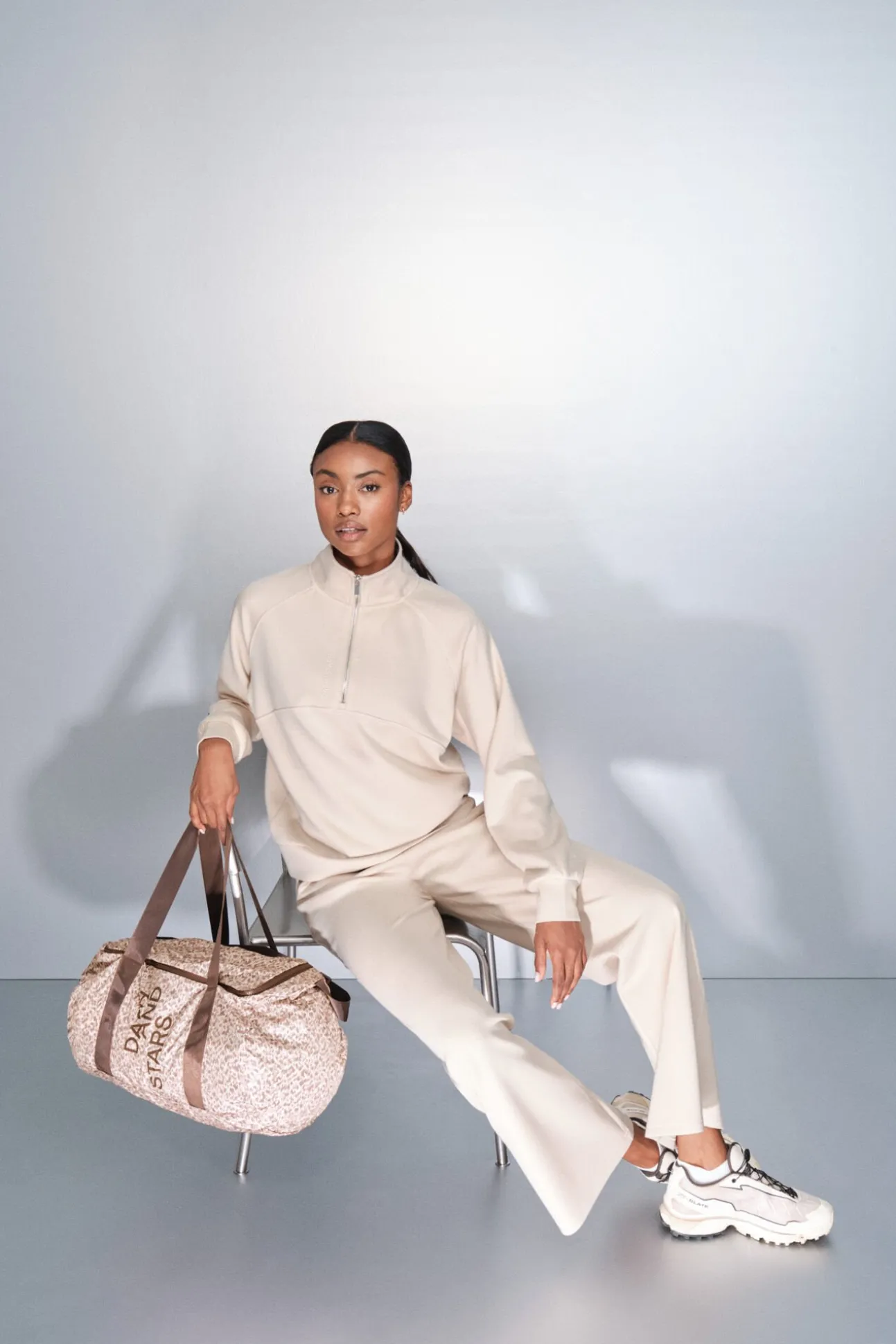 Sudadera cuello cremallera beige