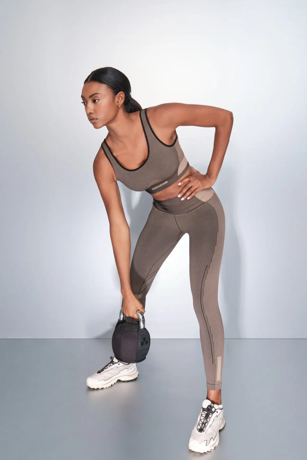 Sujetador deportivo marrón SEAMLESS FIT