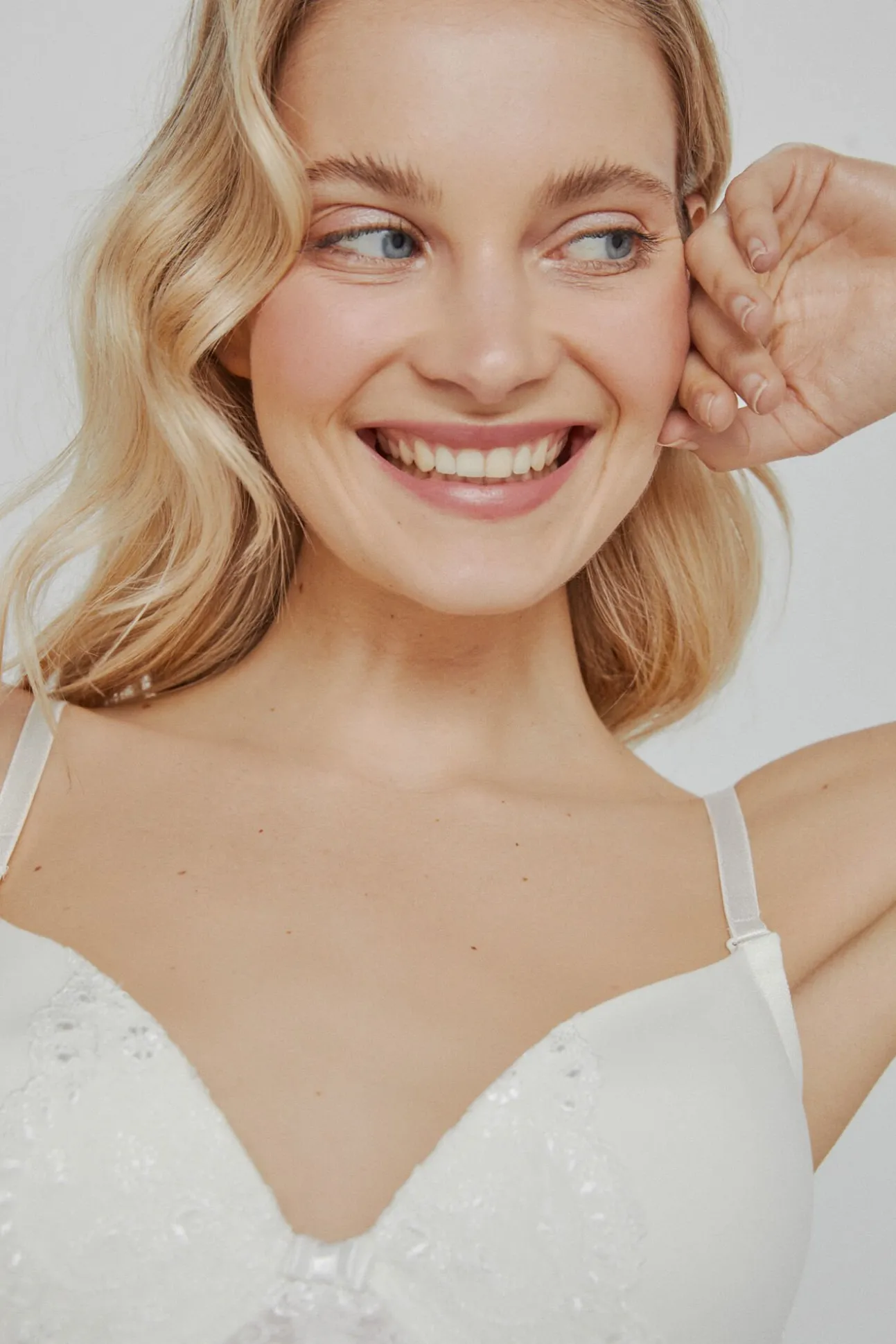 Sujetador Ivette Bridal con tirantes multiposición y push up en blanco