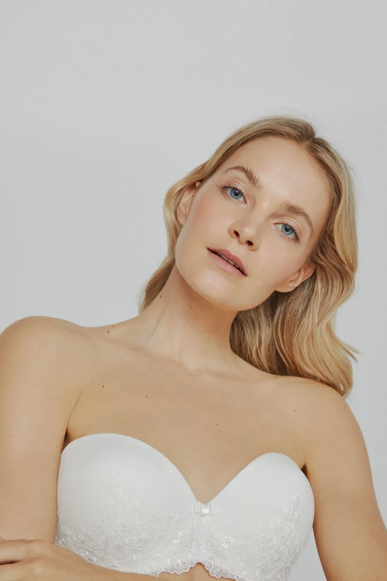 Sujetador Ivette Bridal sin tirantes con push up en blanco