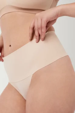 Tanga moldeador invisible café au lait SPANX