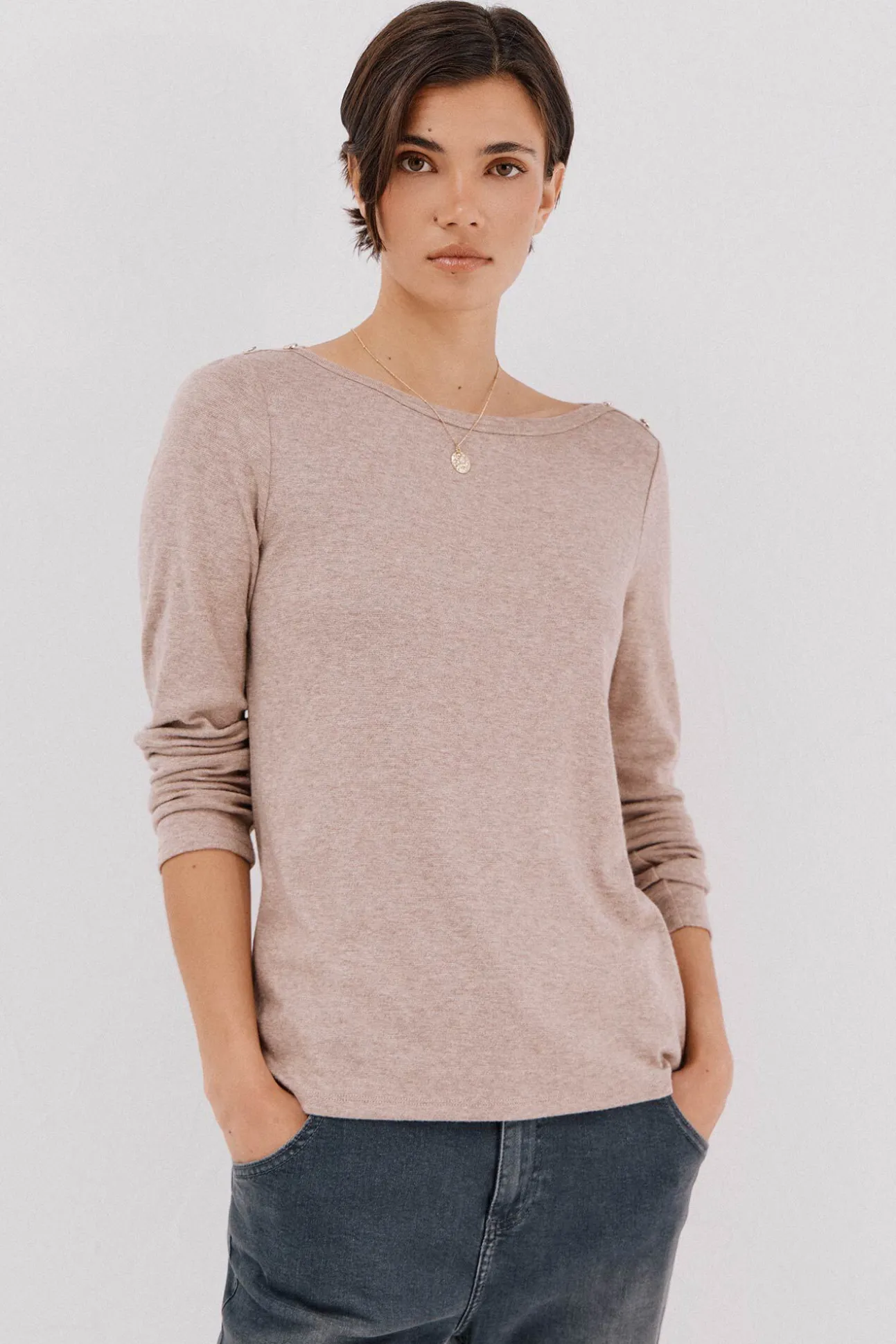 Top cuello barco botones dorados