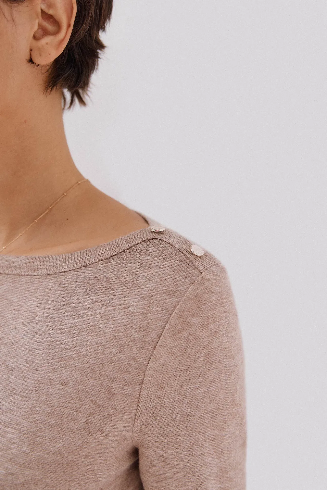 Top cuello barco botones dorados