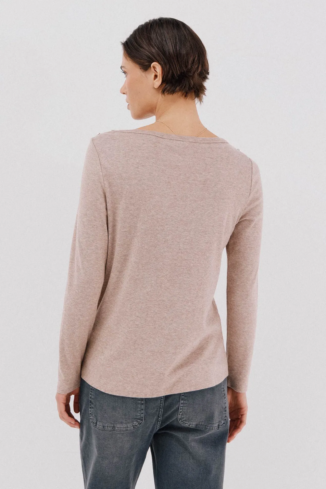 Top cuello barco botones dorados