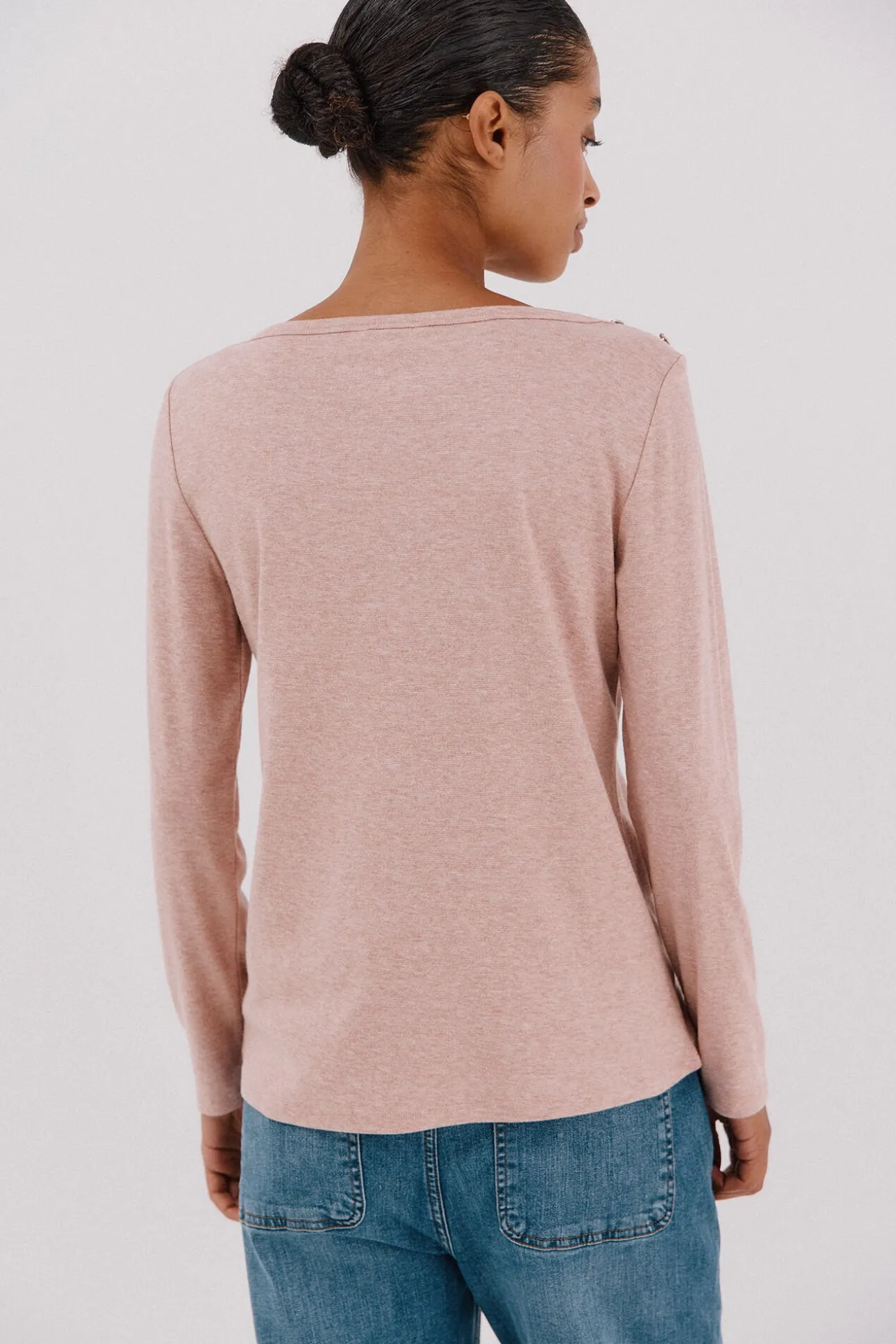 Top cuello barco botones dorados