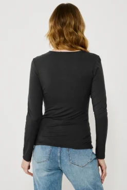 Top de manga larga con detalle drapeado