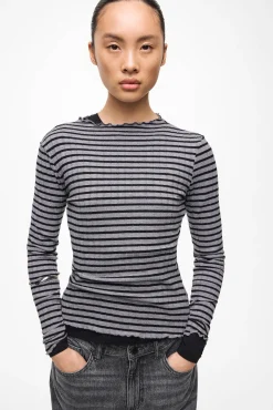 Top de manga larga con ribetes