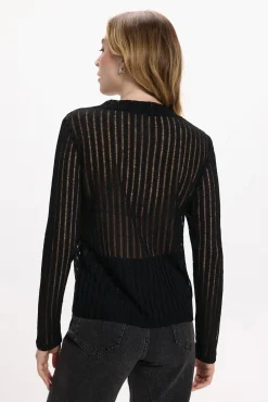 Top de manga larga con transparencias