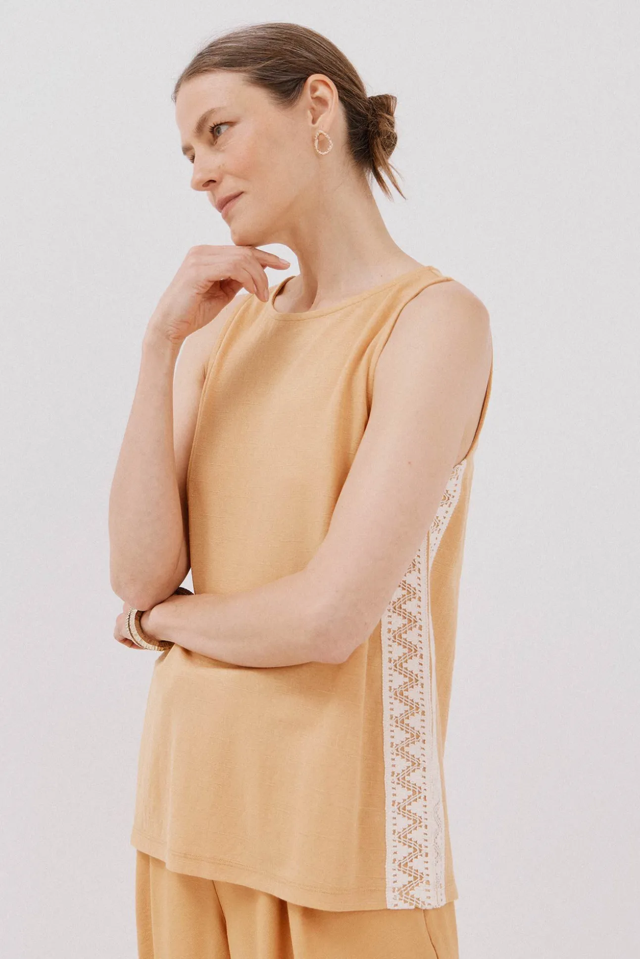 Top detalle puntilla crochet lateral