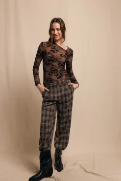 Top escote asimétrico