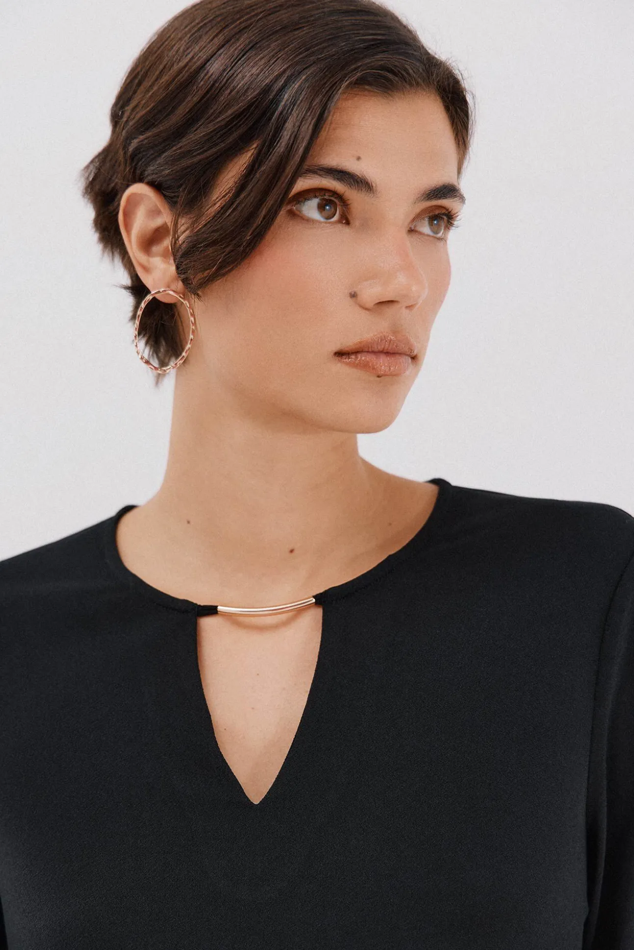 Top pieza dorada escote