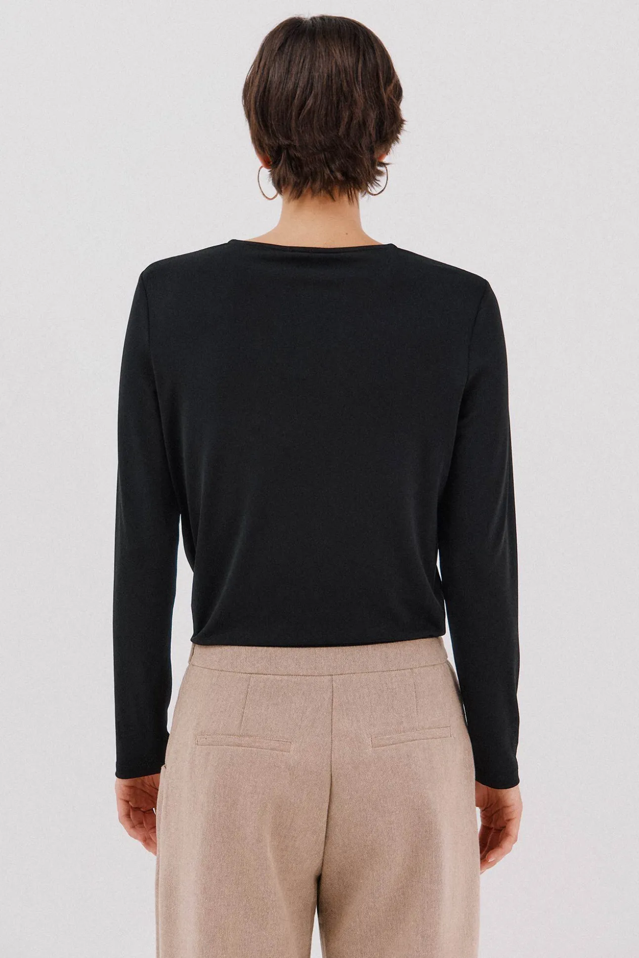 Top pieza dorada escote