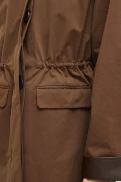 Trench largo con cuello y puños de polipiel