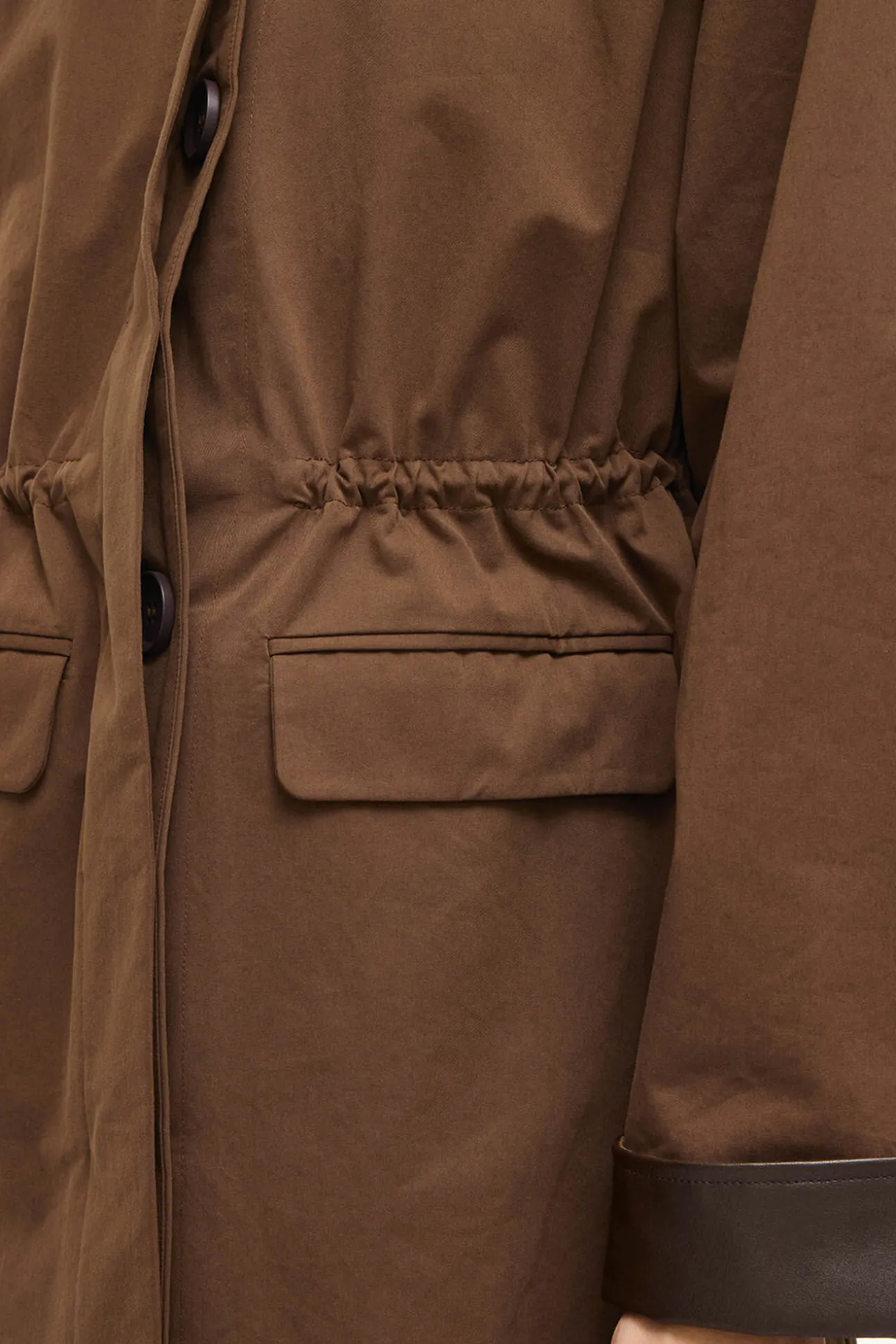 Trench largo con cuello y puños de polipiel