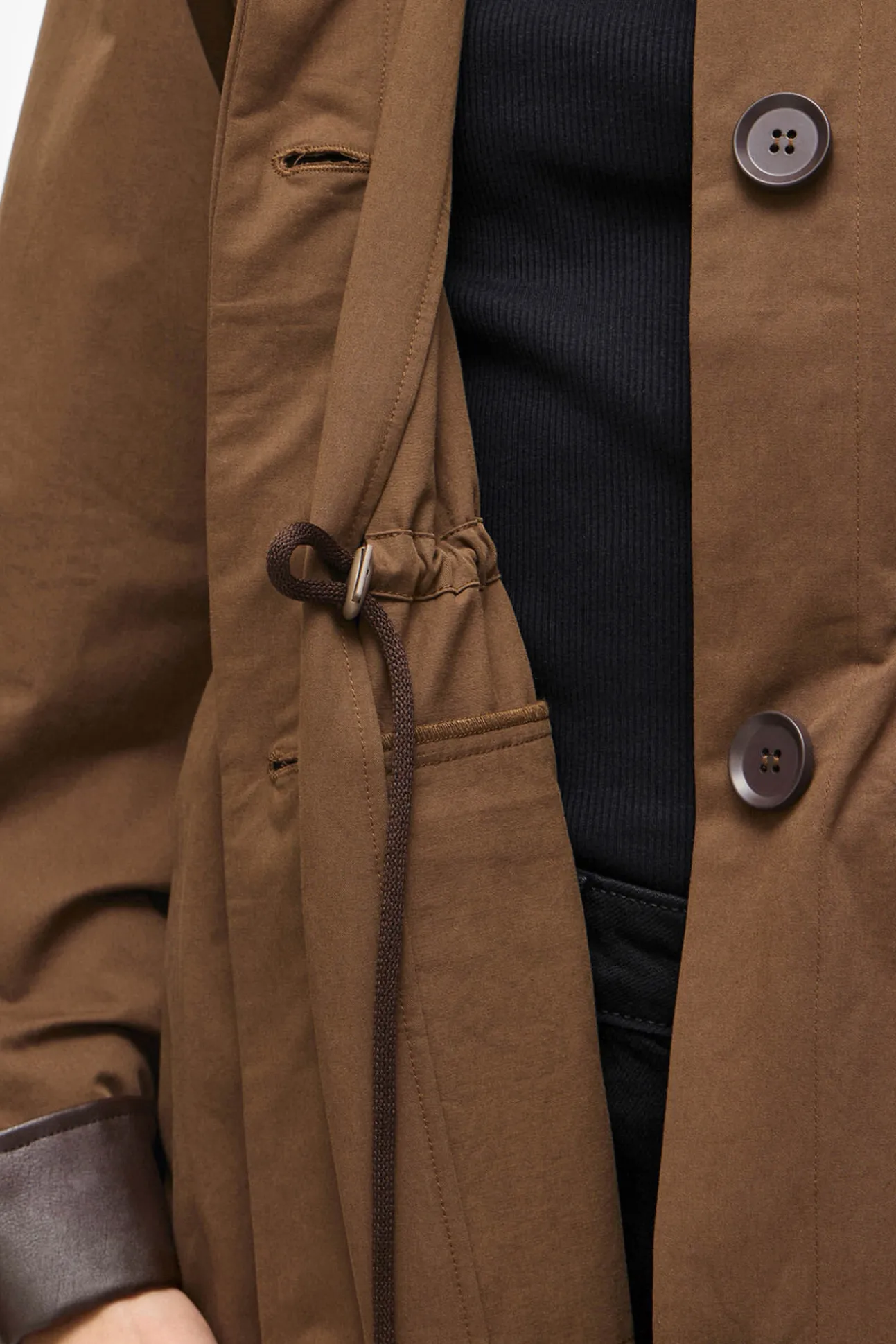 Trench largo con cuello y puños de polipiel