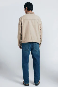 Vaquero lavado oscuro sobretintando straight fit