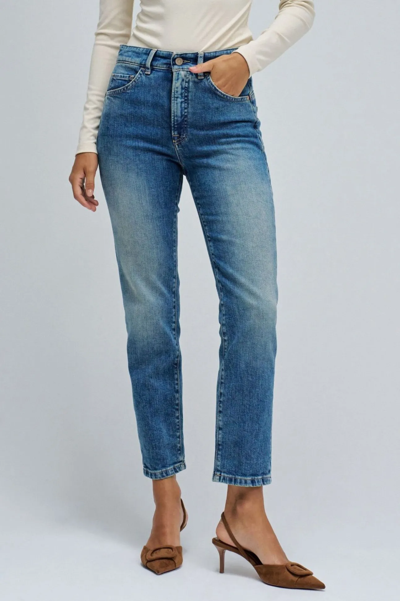 Vaqueros ajustados de tiro corto