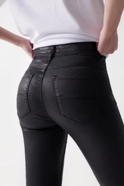 Vaqueros faith push in cropped con efecto coating