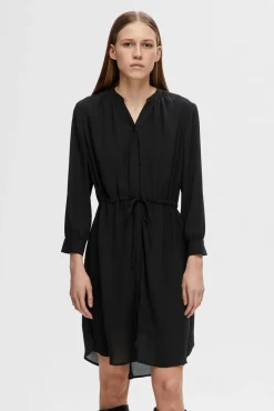 Vestido camisero de manga larga confeccionado con materiales reciclados.