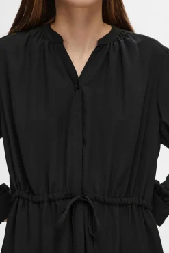 Vestido camisero de manga larga confeccionado con materiales reciclados.