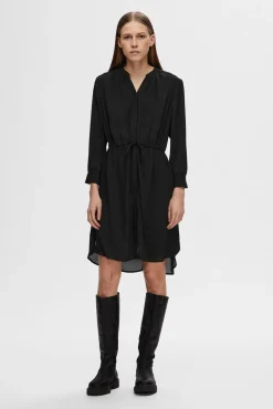 Vestido camisero de manga larga confeccionado con materiales reciclados.