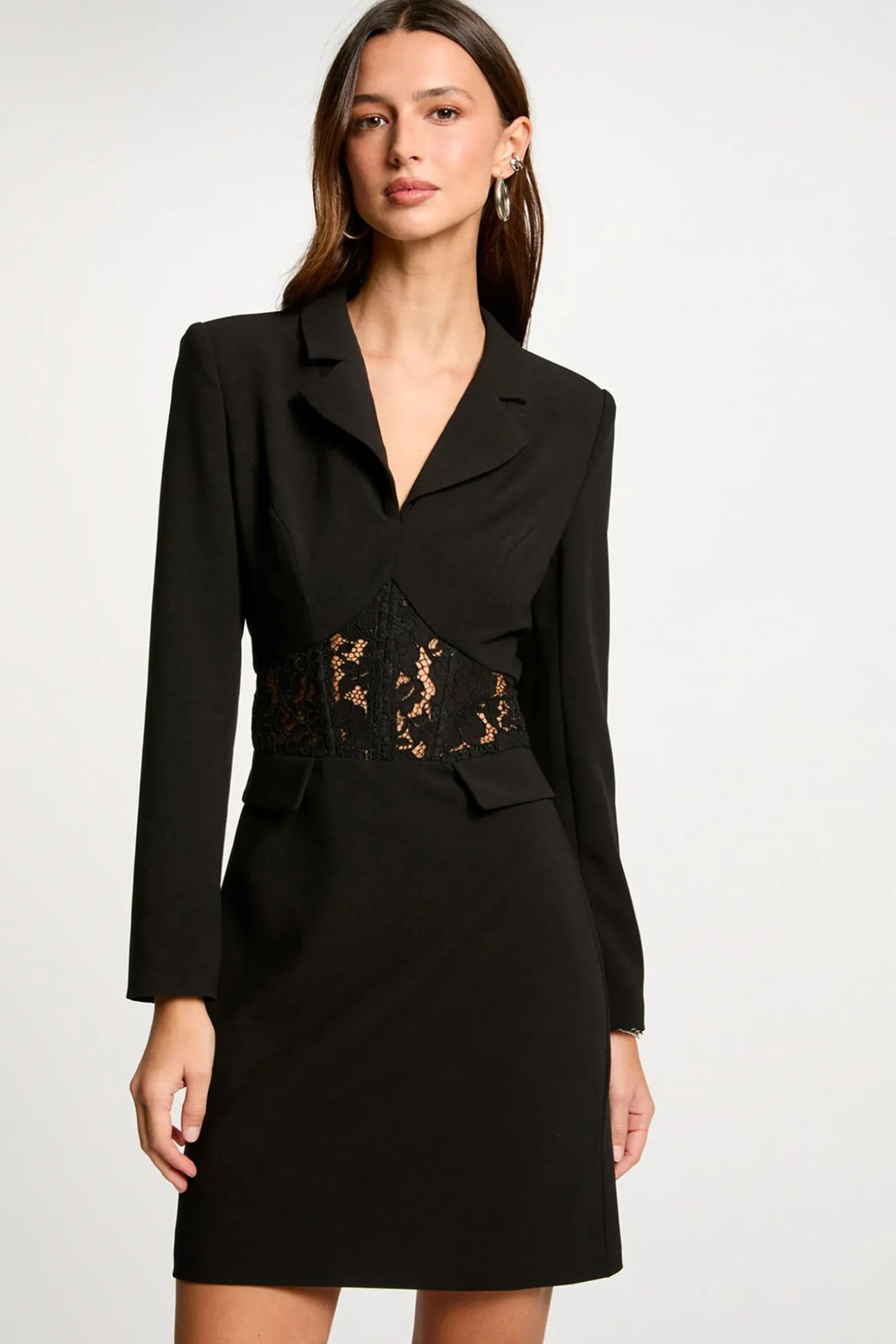 Vestido corto ajustado encaje