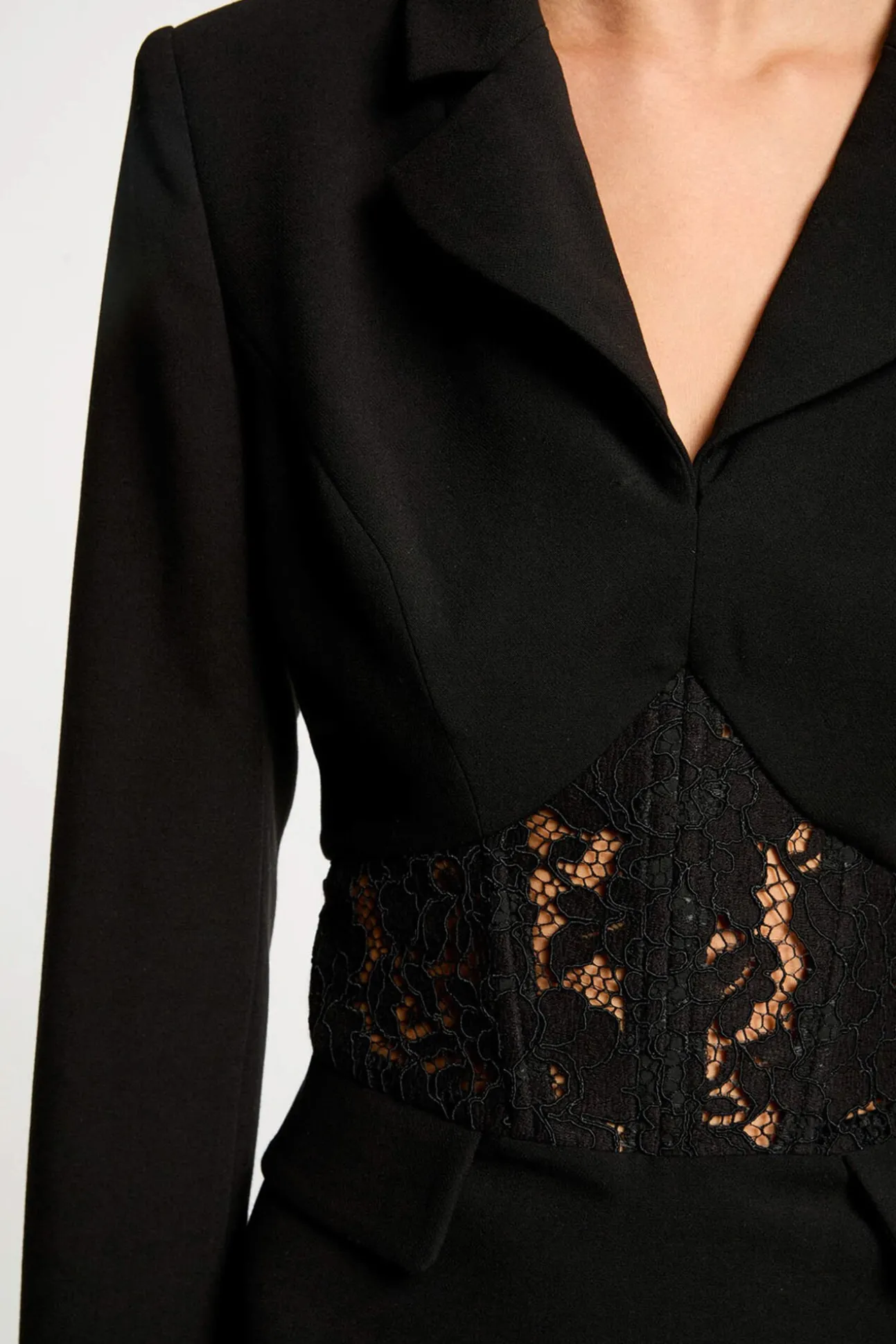 Vestido corto ajustado encaje