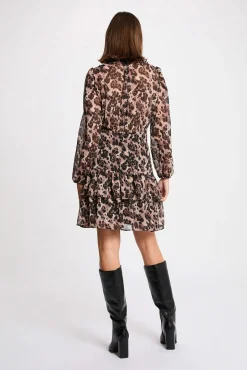 Vestido corto con cuello en V