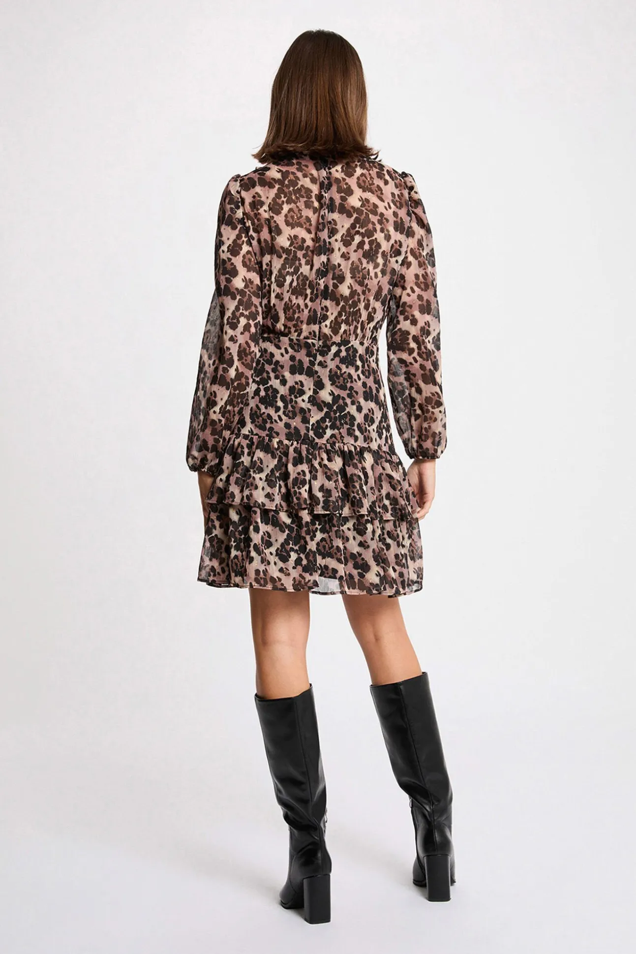 Vestido corto con cuello en V